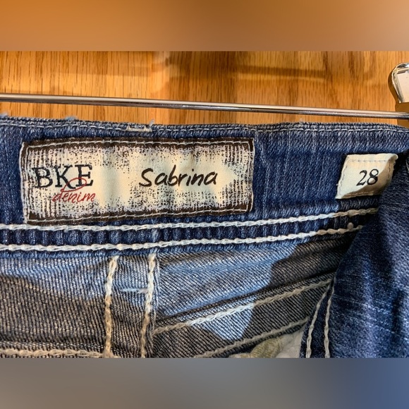 Buckle BKE Sabrina Denim Jeans Capris Size 28 Distressed Medium Wash - Low Rise - Picture 4 of 4